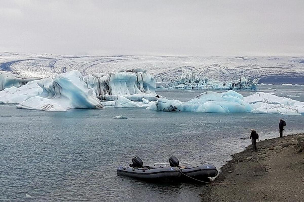 um barco na água ao lado de um iceberg