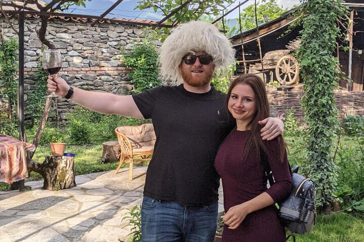 мужчина и женщина держат бокал вина