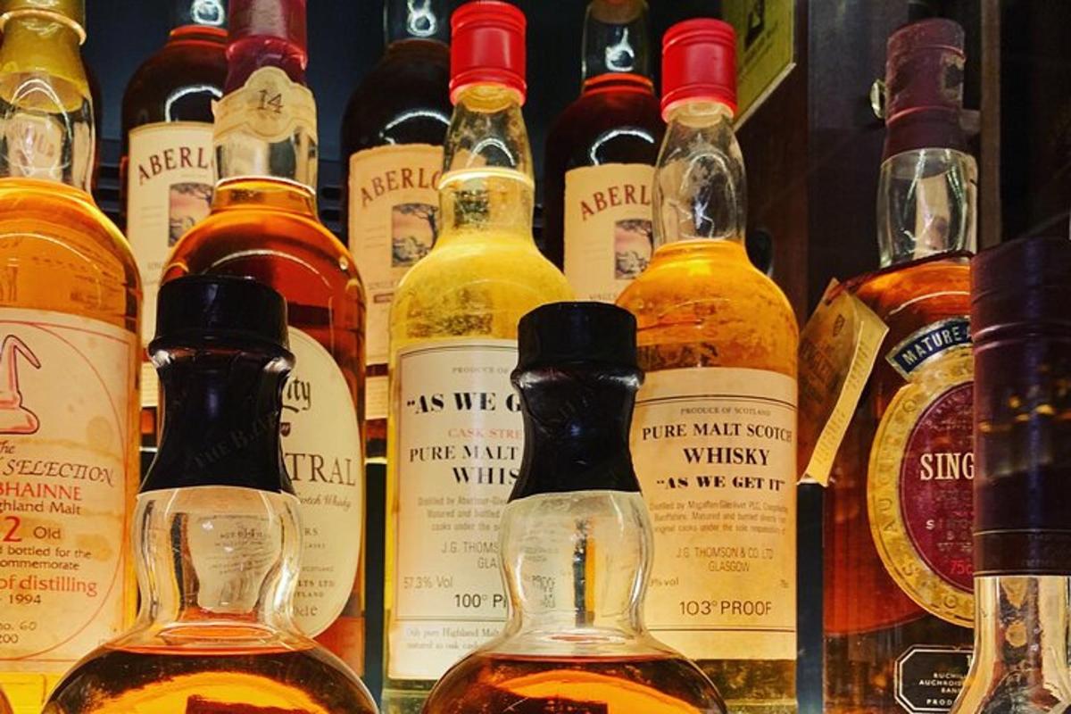 un mucchio di bottiglie di whisky su uno scaffale