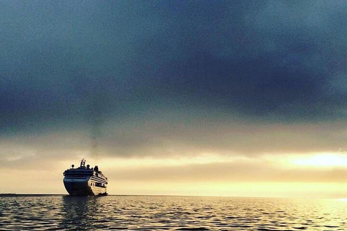 una nave da crociera nell'oceano sotto un cielo nuvoloso