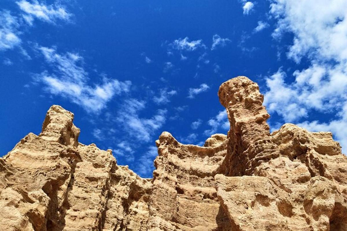 bangunan batu dengan latar belakang langit