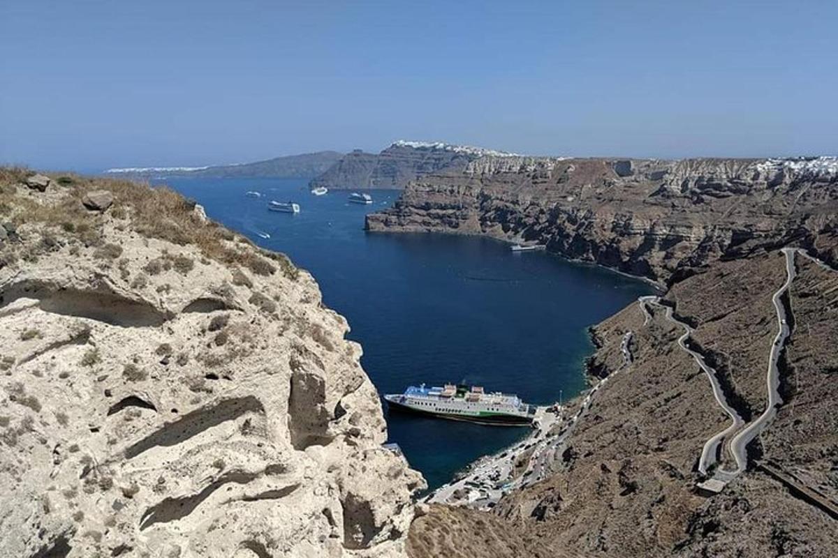 голяма лодка в голям воден басейн