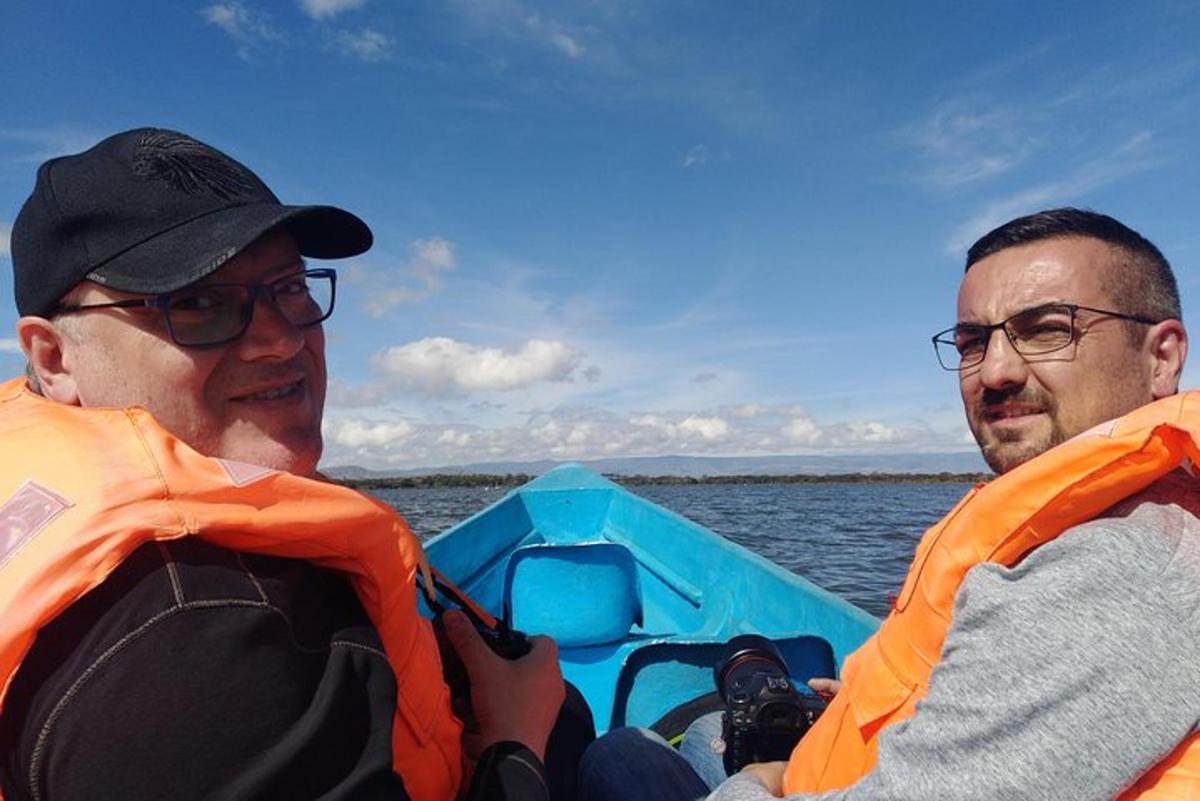 due uomini su una barca in acqua