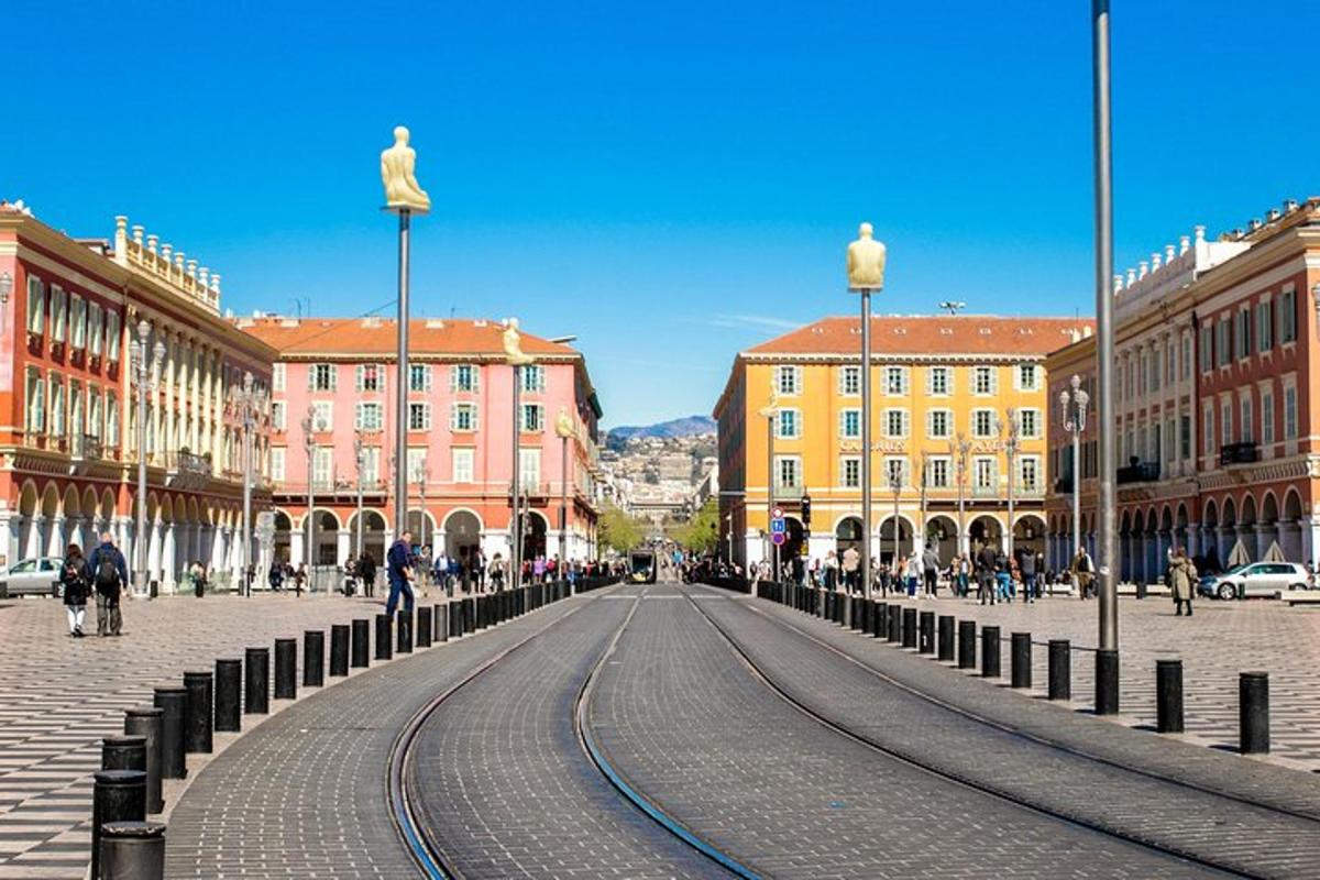 ulice ve městě s mnoha budovami