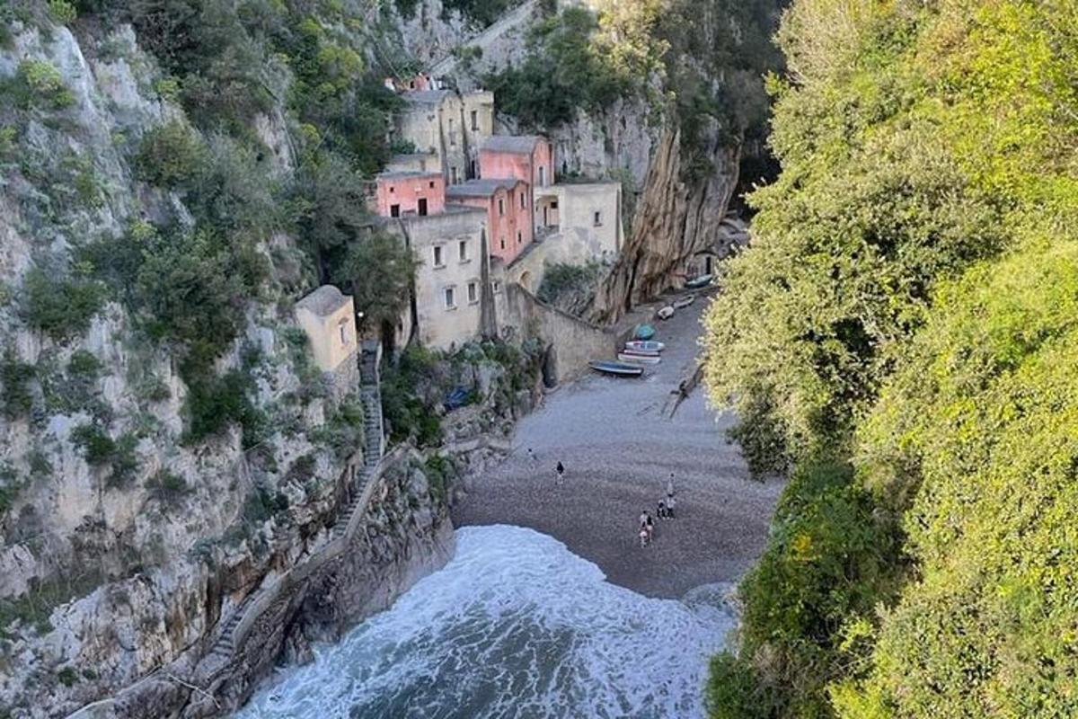 μια ομάδα ανθρώπων σε μια παραλία κοντά σε ένα βουνό