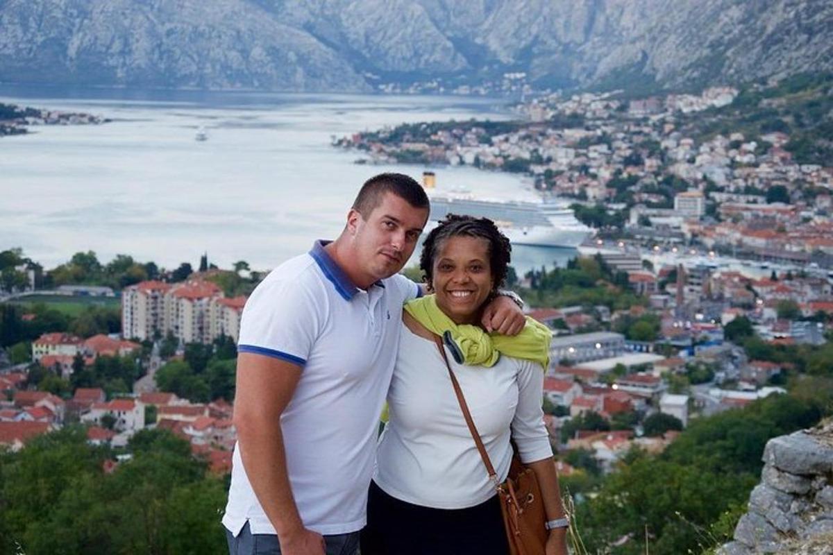 Un hombre y una mujer de pie en la cima de una montaña