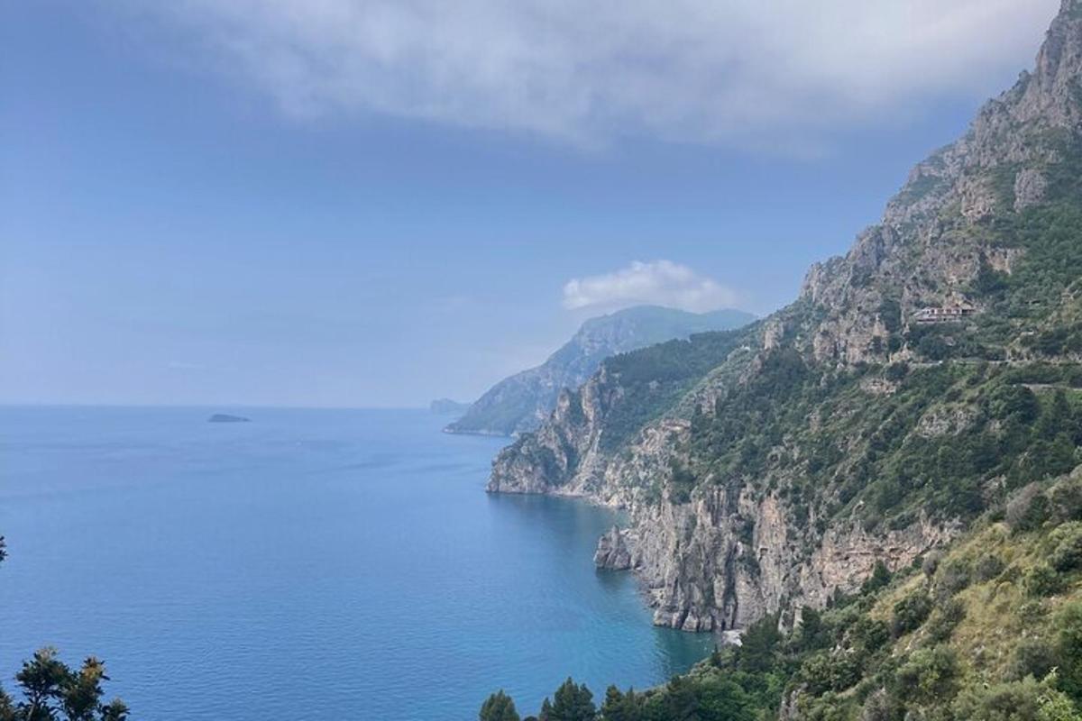 θέα σε ένα μεγάλο υδάτινο σώμα με βουνά