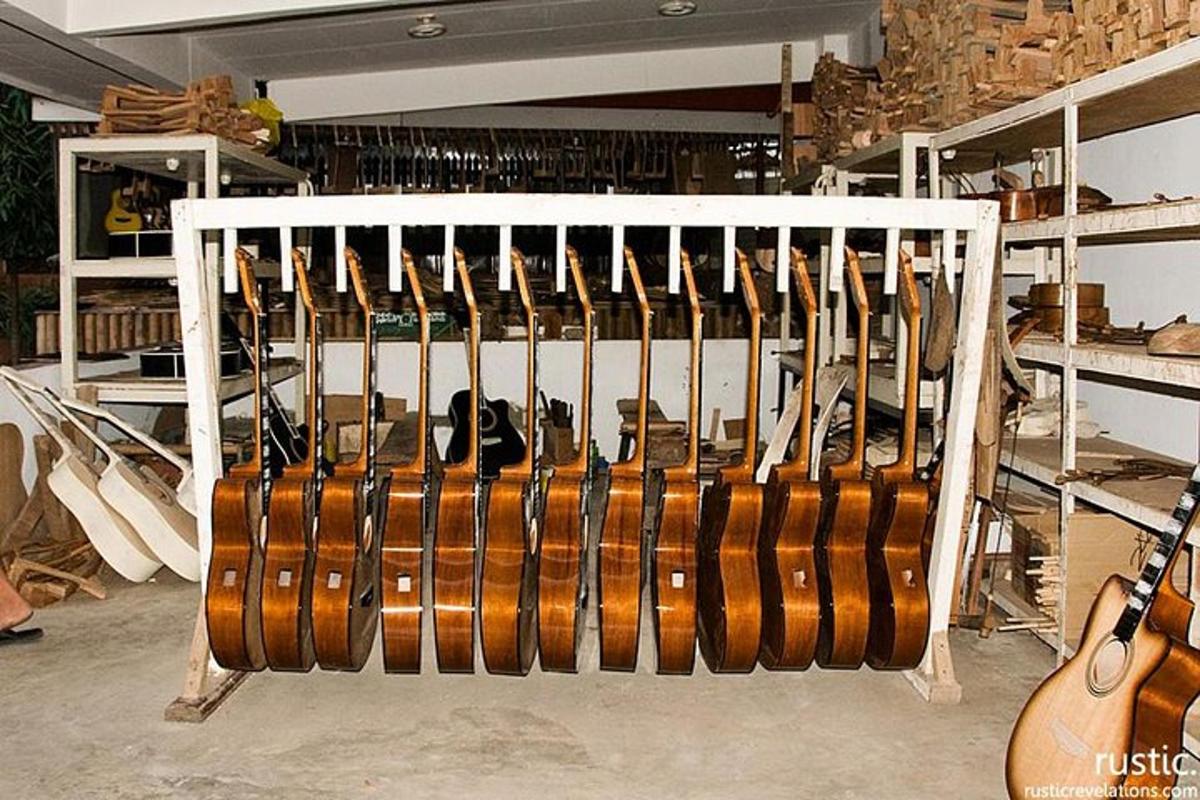 un prestatge ple d'ampolles de vi en una habitació