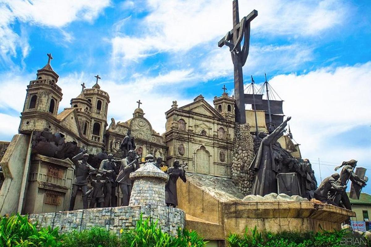 una estàtua d'una creu davant d'una església