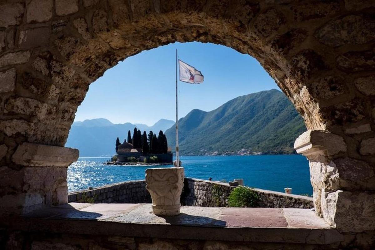 Un arco con vista al agua y una bandera.