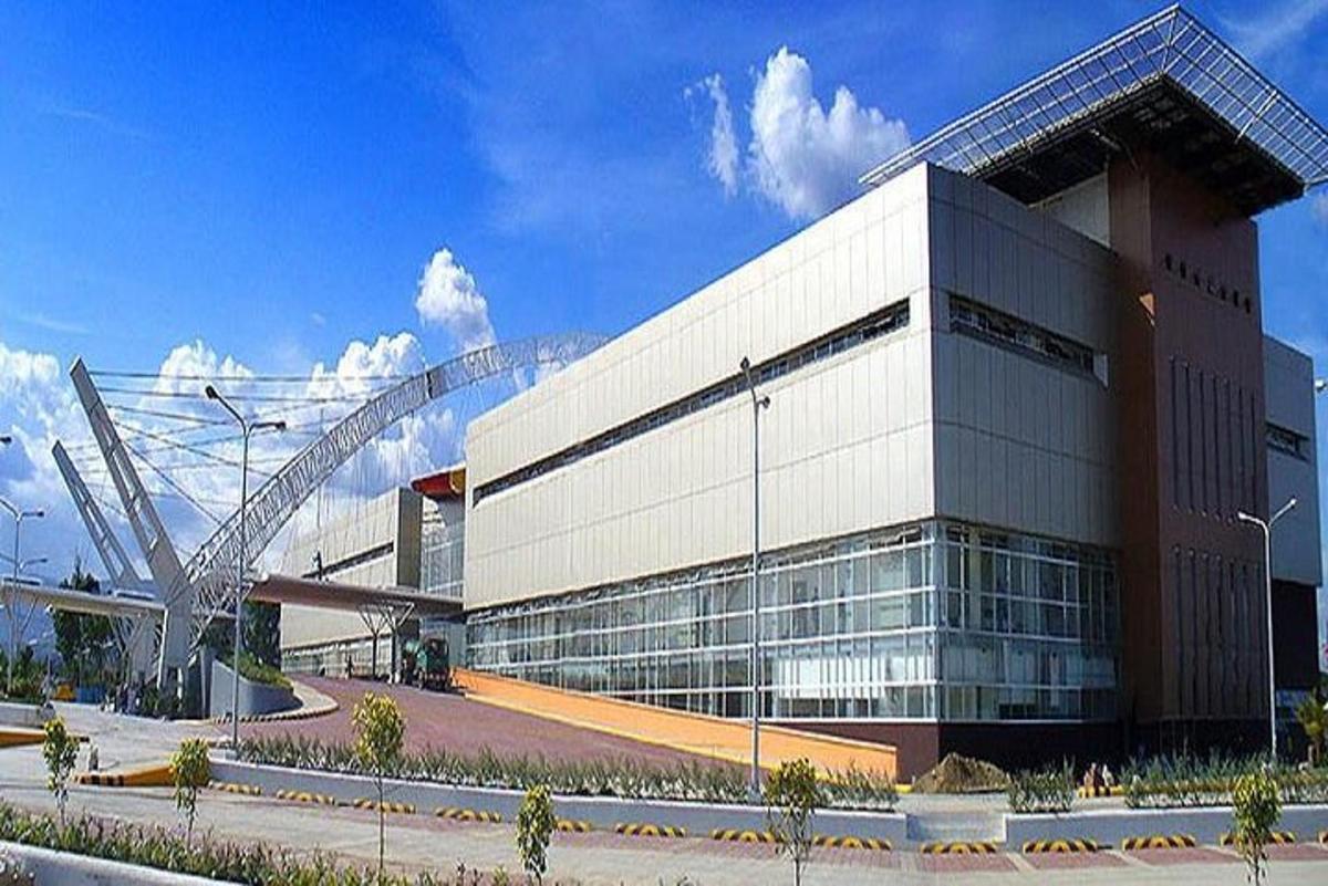 un gran edifici d'oficines amb un gran vidre