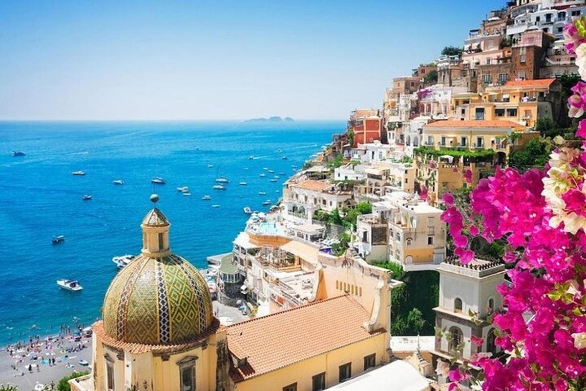 Pogled na amalfijsko obalo z zgradbo
