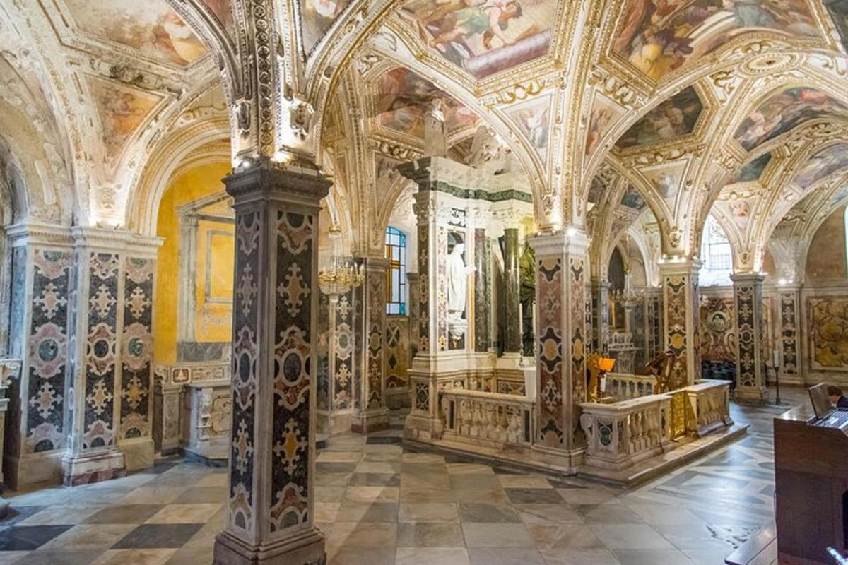 velika soba s ukrašenim stropovima i velikim oltarom
