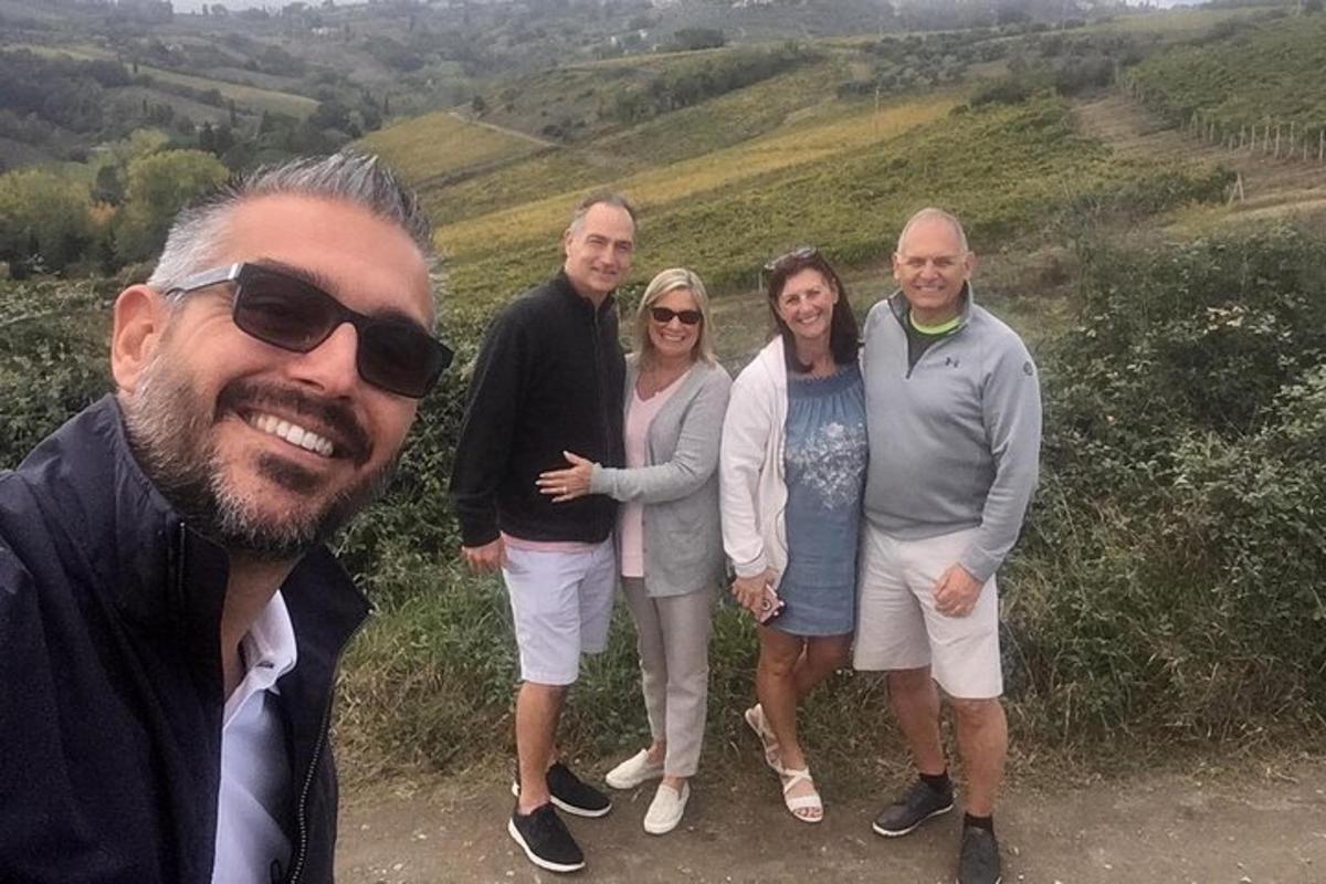 un gruppo di persone in posa per una foto su una collina