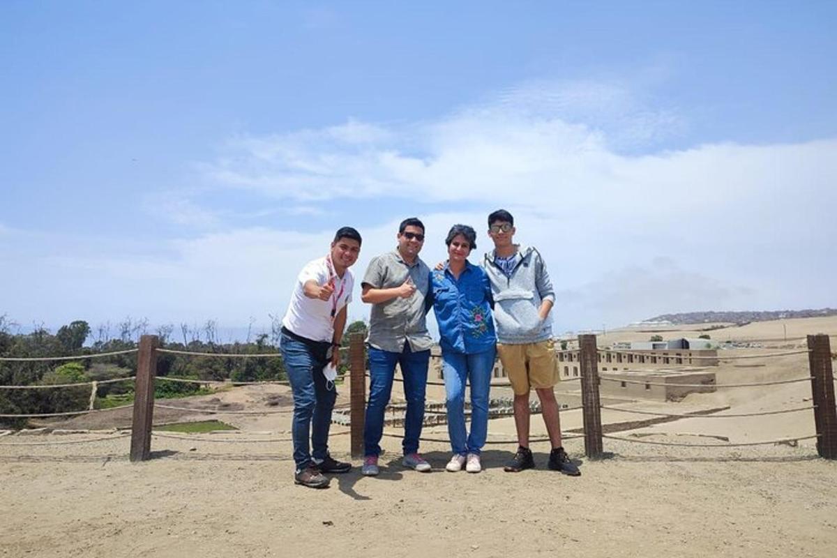 un grup de persones dempeus al costat d'una tanca