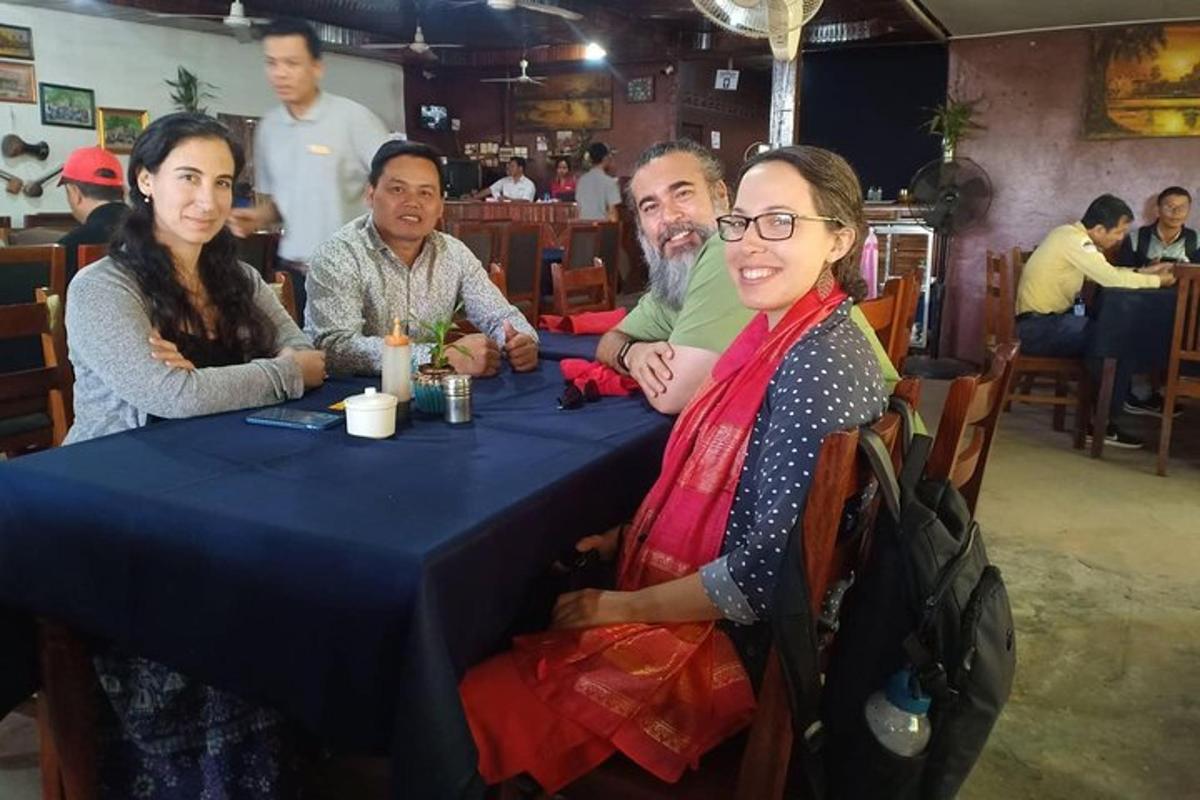 un grupo de personas sentadas en una mesa