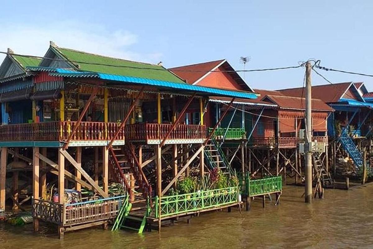 група будинків на воді поруч із річкою