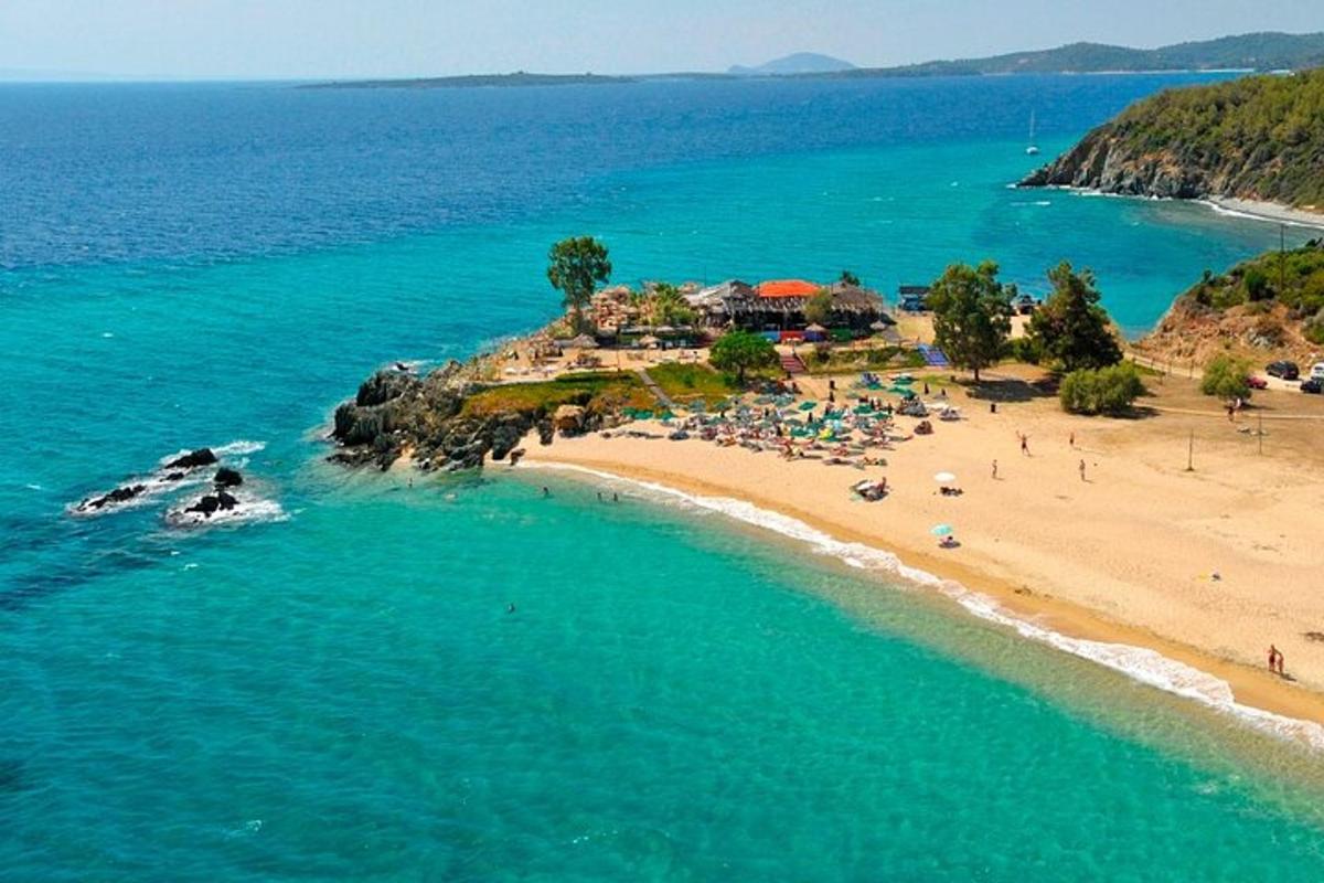 una vista aerea di una spiaggia con persone in acqua