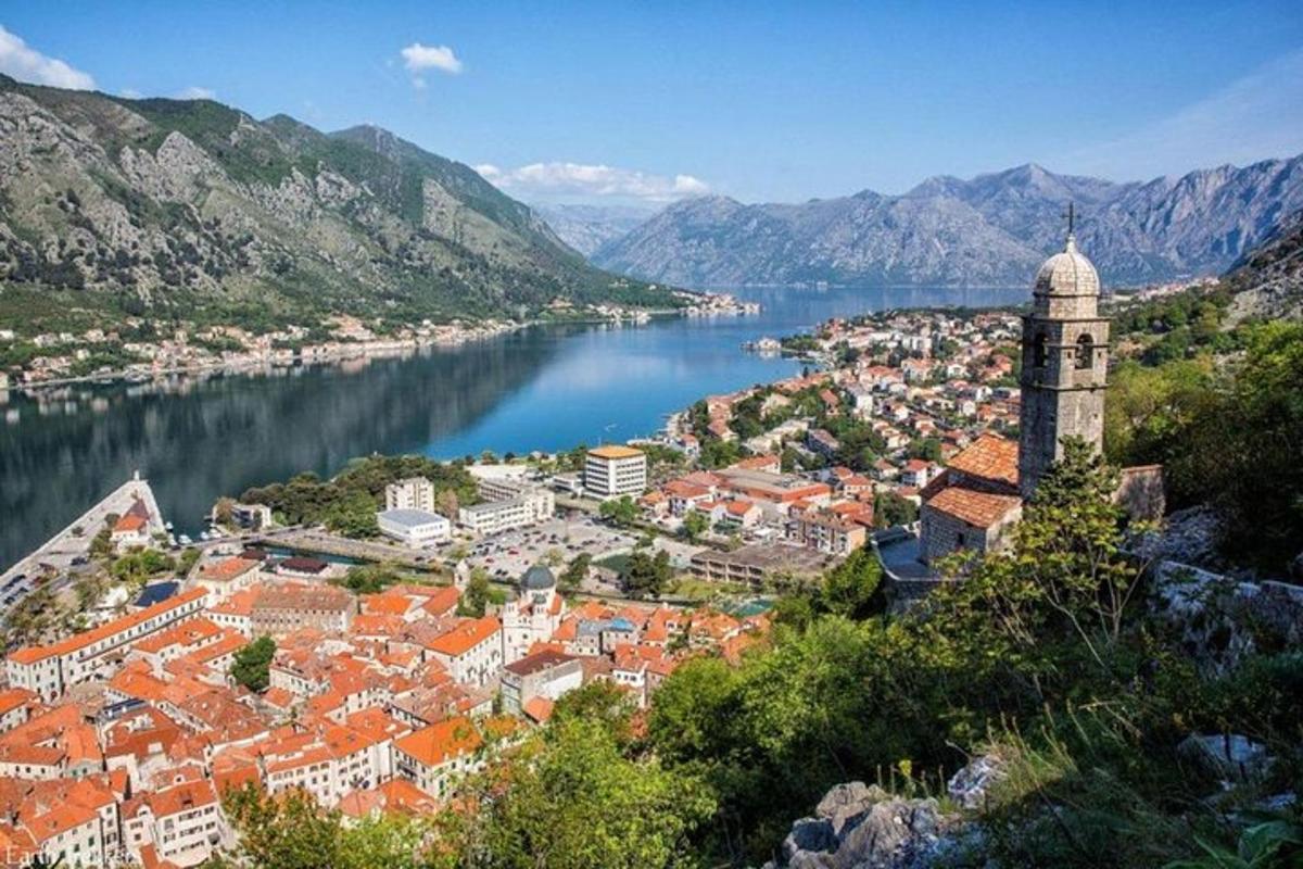pogled na mesto z reko in mestom