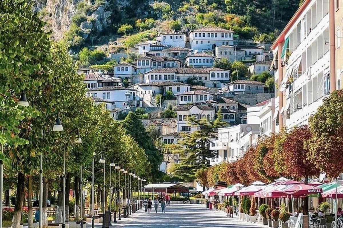 ulica z dežniki in stavbami na gori