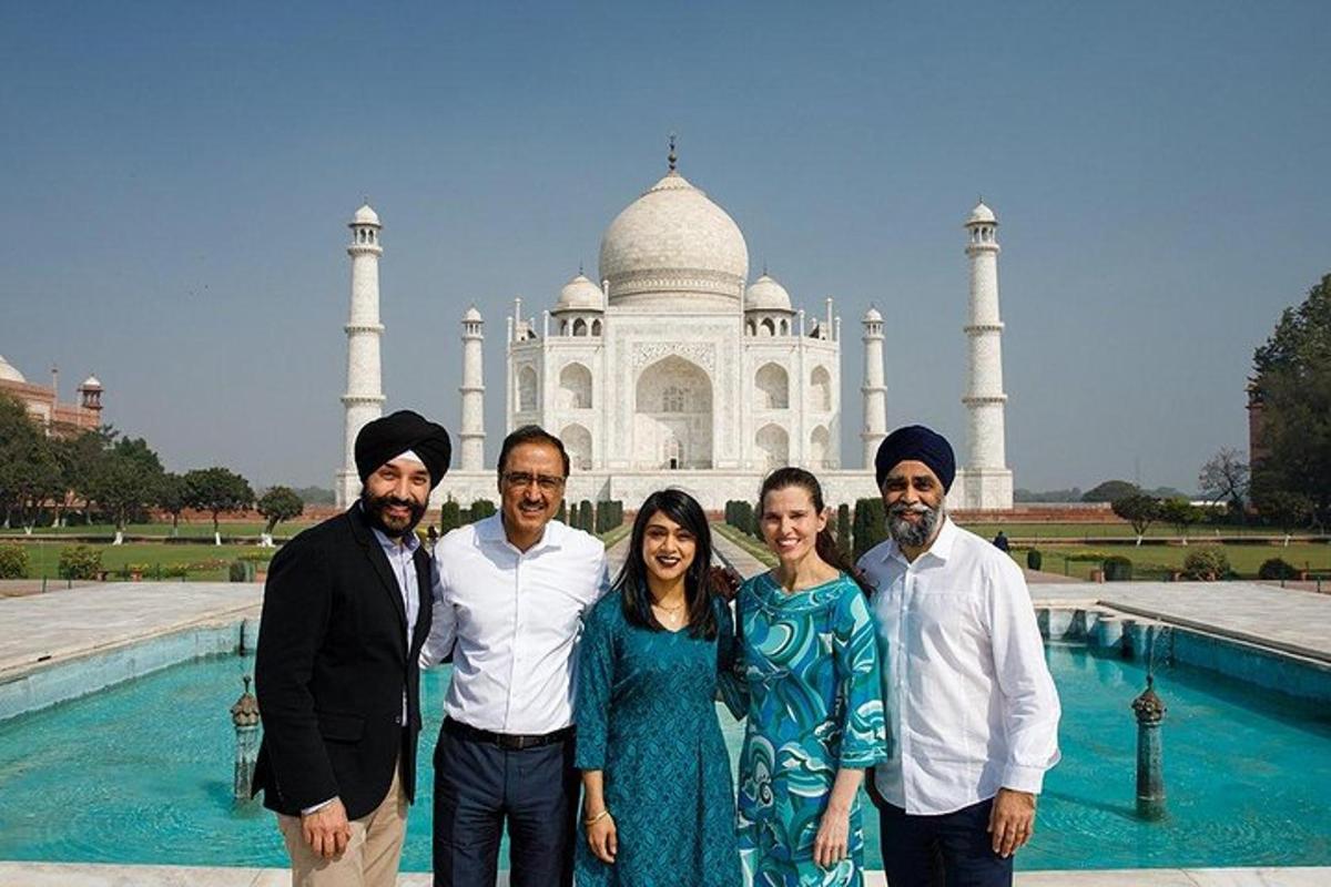 sekumpulan orang berdiri di hadapan taj mahal