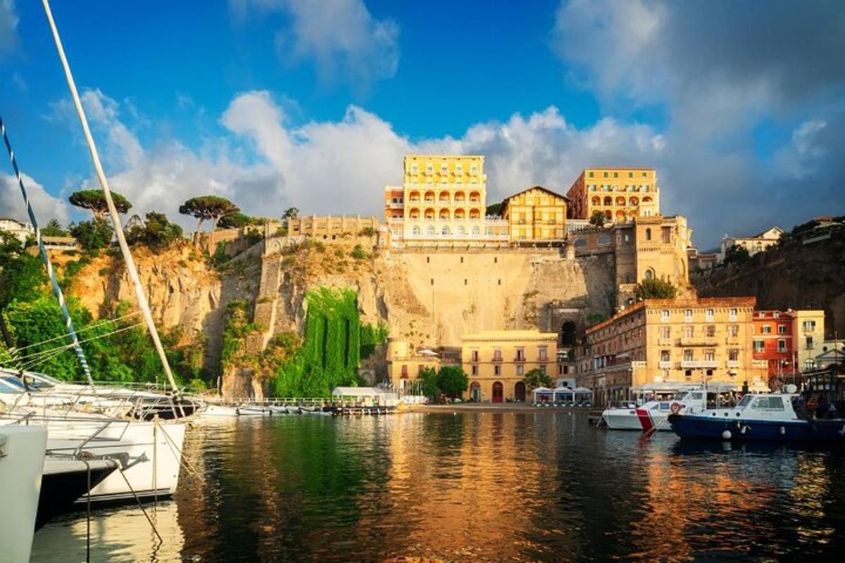 Un castillo en una colina con barcos en el agua