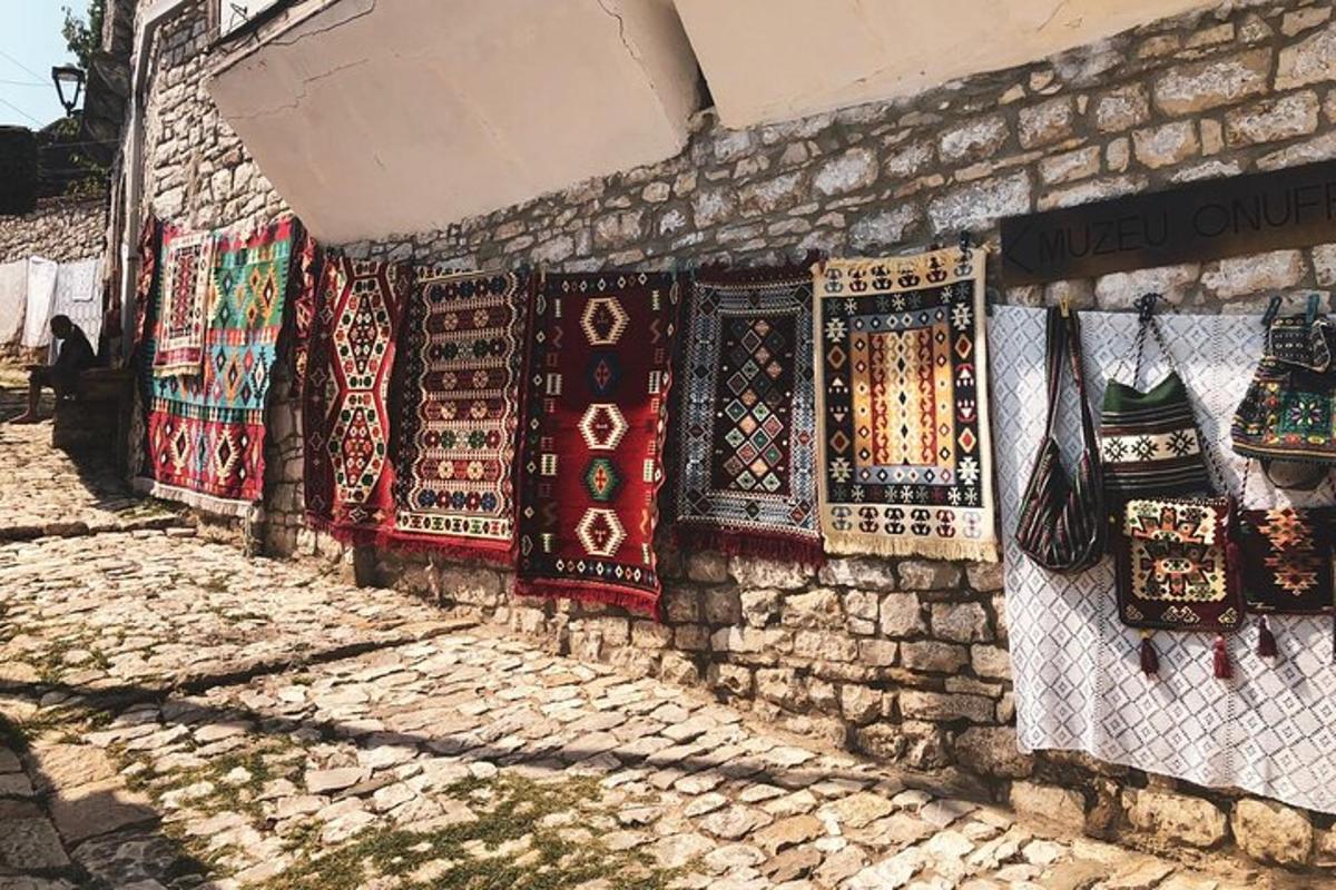 مجموعة من السجاد معلقة على الحائط