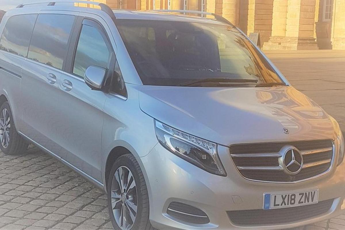 strieborné SUV značky Mercedes Benz zaparkované na ulici