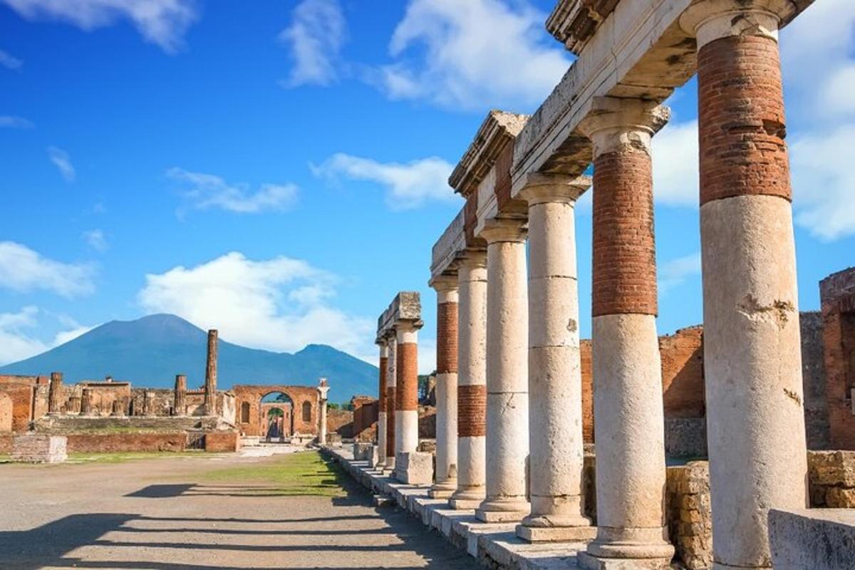 una fila de columnas en las ruinas de un edificio