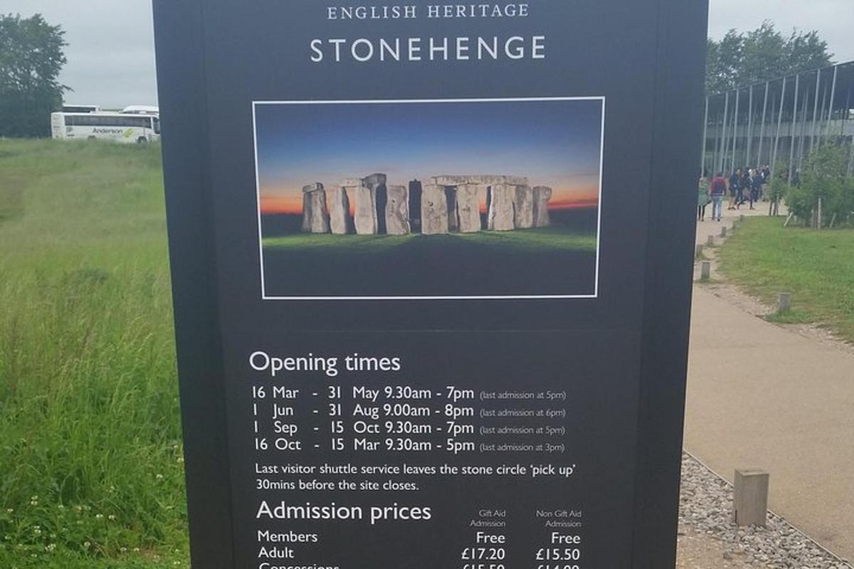 znak za Stonehenge na polju