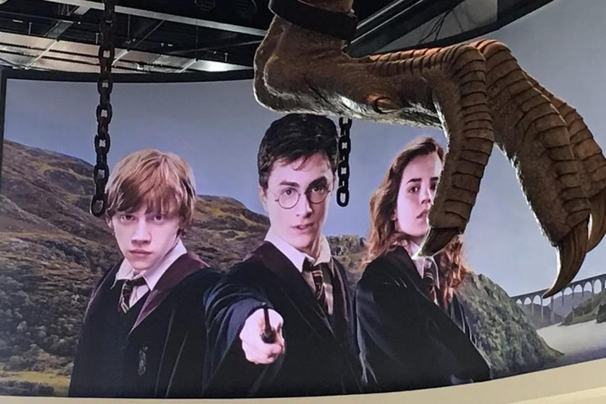 egy kép, amelyen három ember áll egy dinoszaurusz mellett