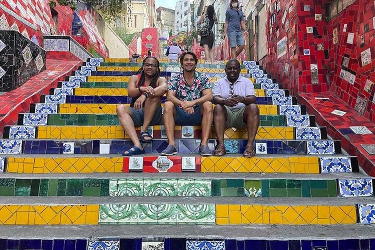 un gruppo di tre persone sedute su una rampa di scale