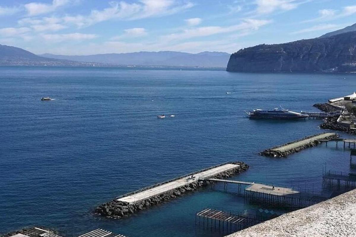 Una vista de un gran cuerpo de agua con un muelle.