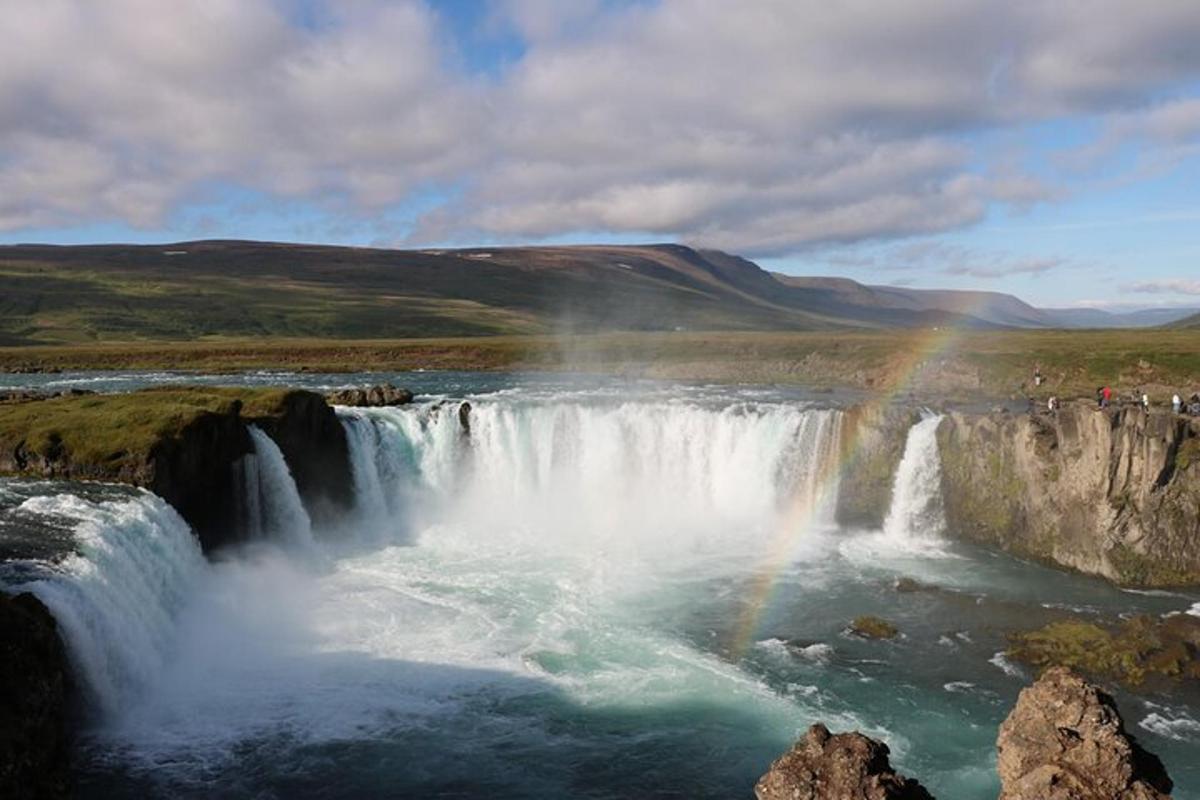 un arc-en-ciel au bout d'une cascade