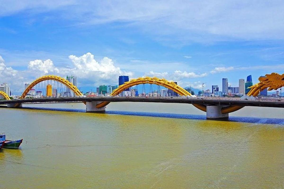 jambatan di atas sungai dengan latar belakang bandar