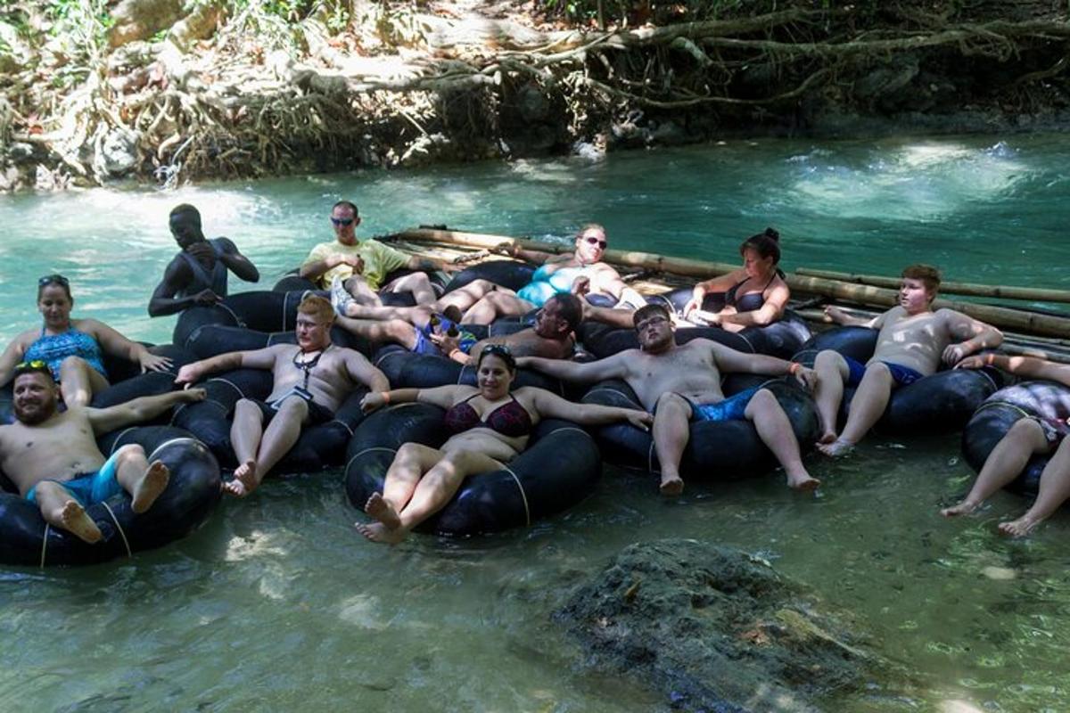 un gruppo di persone sdraiate in acqua su zattere