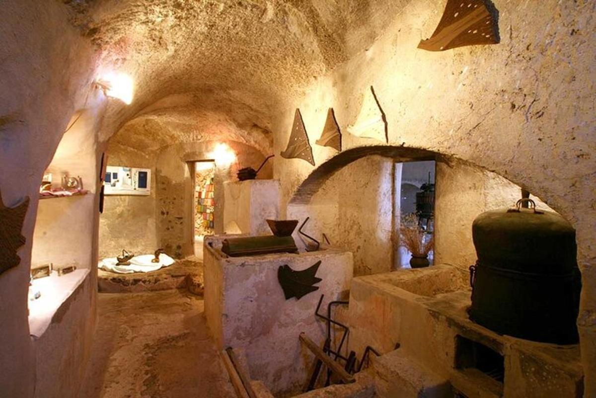 mağara tarzı banyoya sahip büyük bir banyo