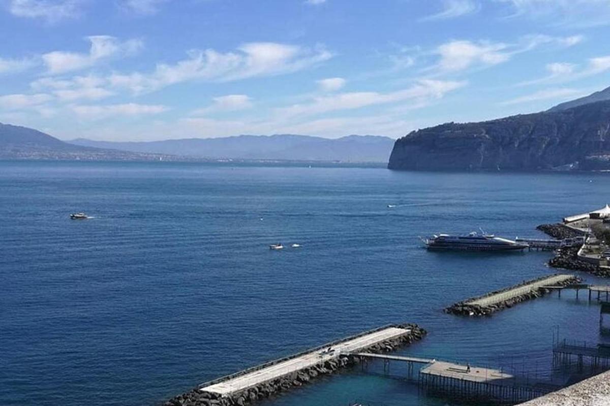 pogled na veliku vodenu površinu s pristaništem