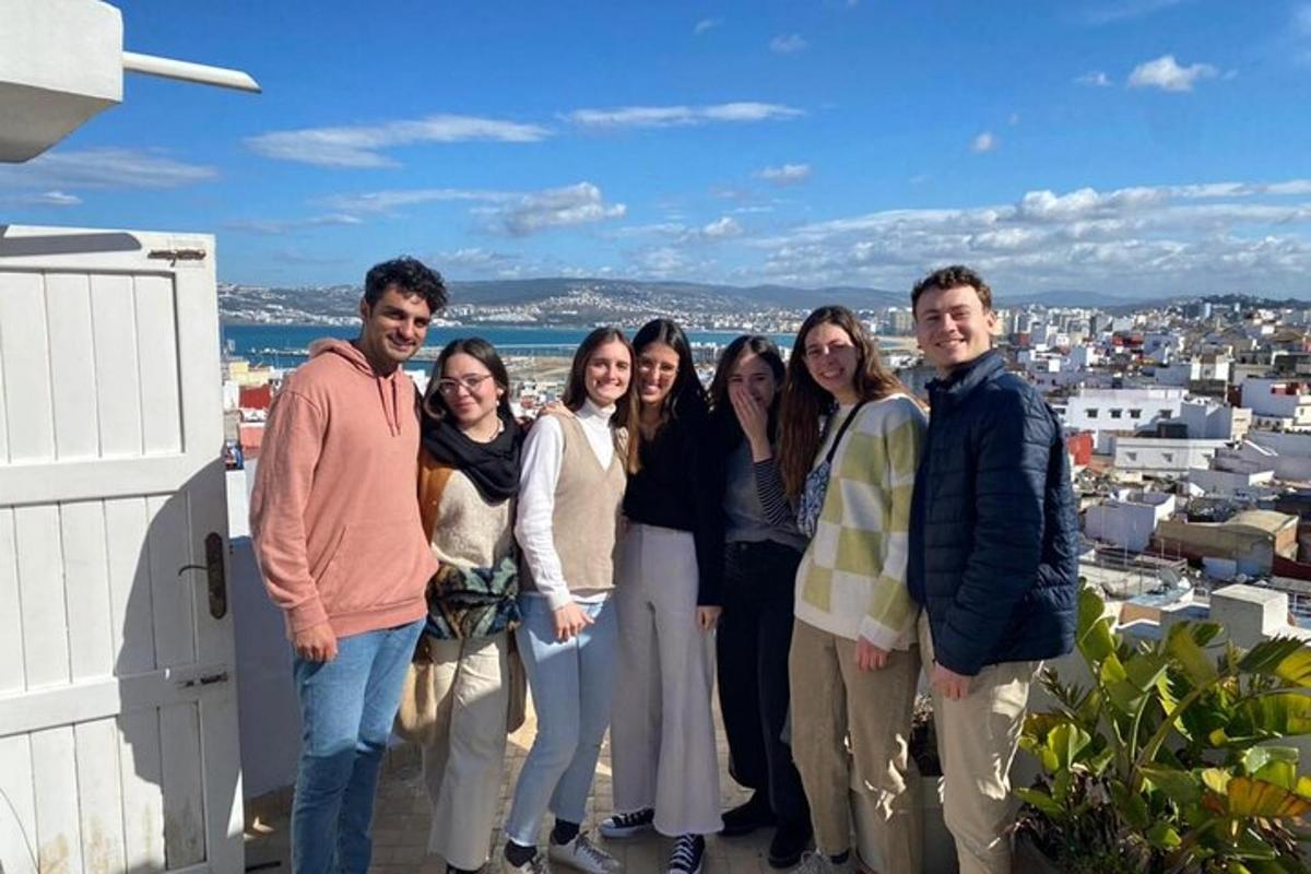 Un grupo de personas posando para una foto en un tejado.