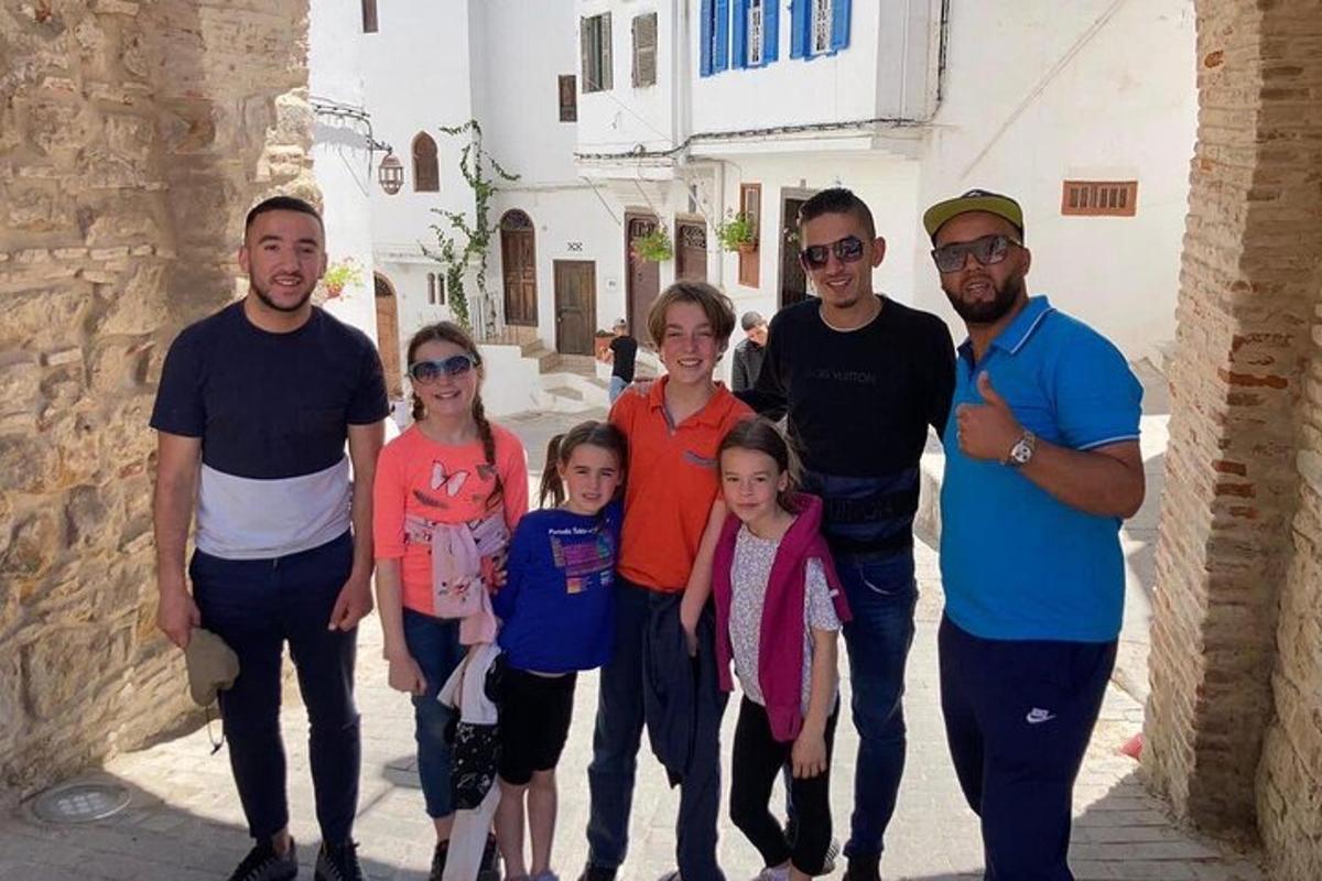 Un grupo de personas posando para una foto en un callejón.