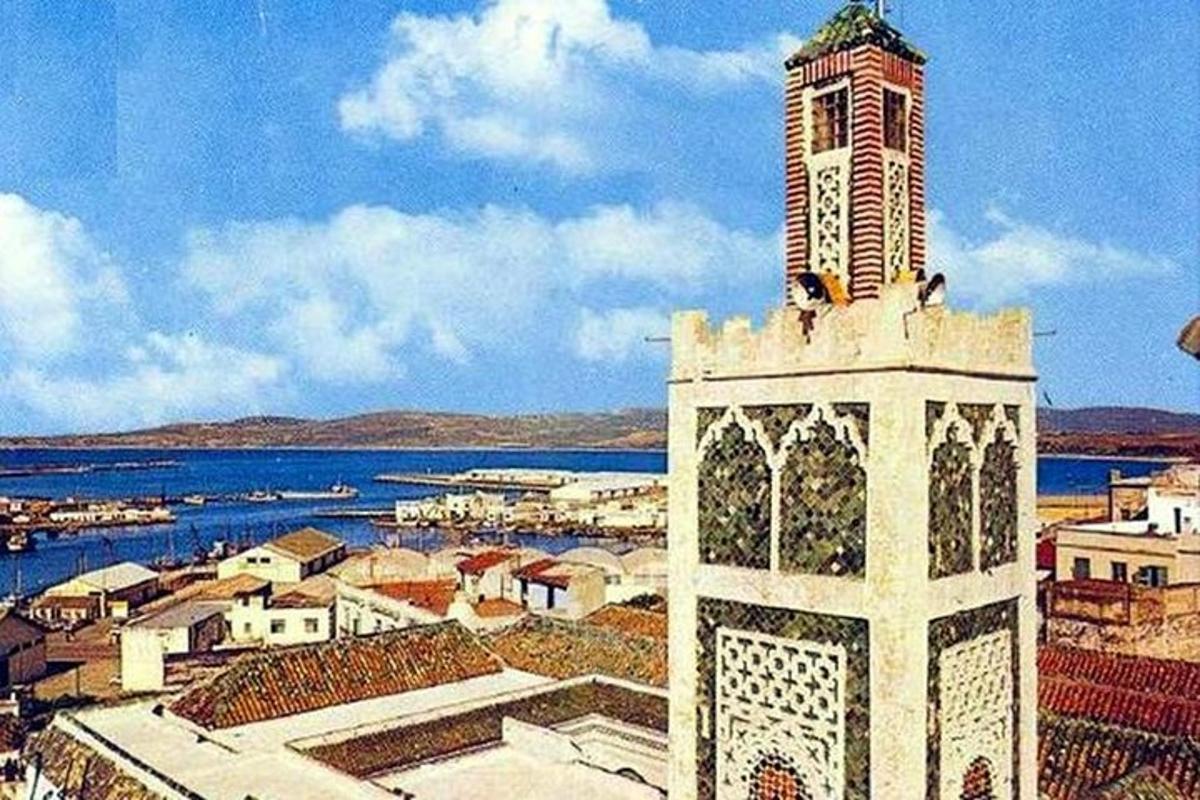 ένα κτίριο με έναν πύργο ρολογιού στην κορυφή του