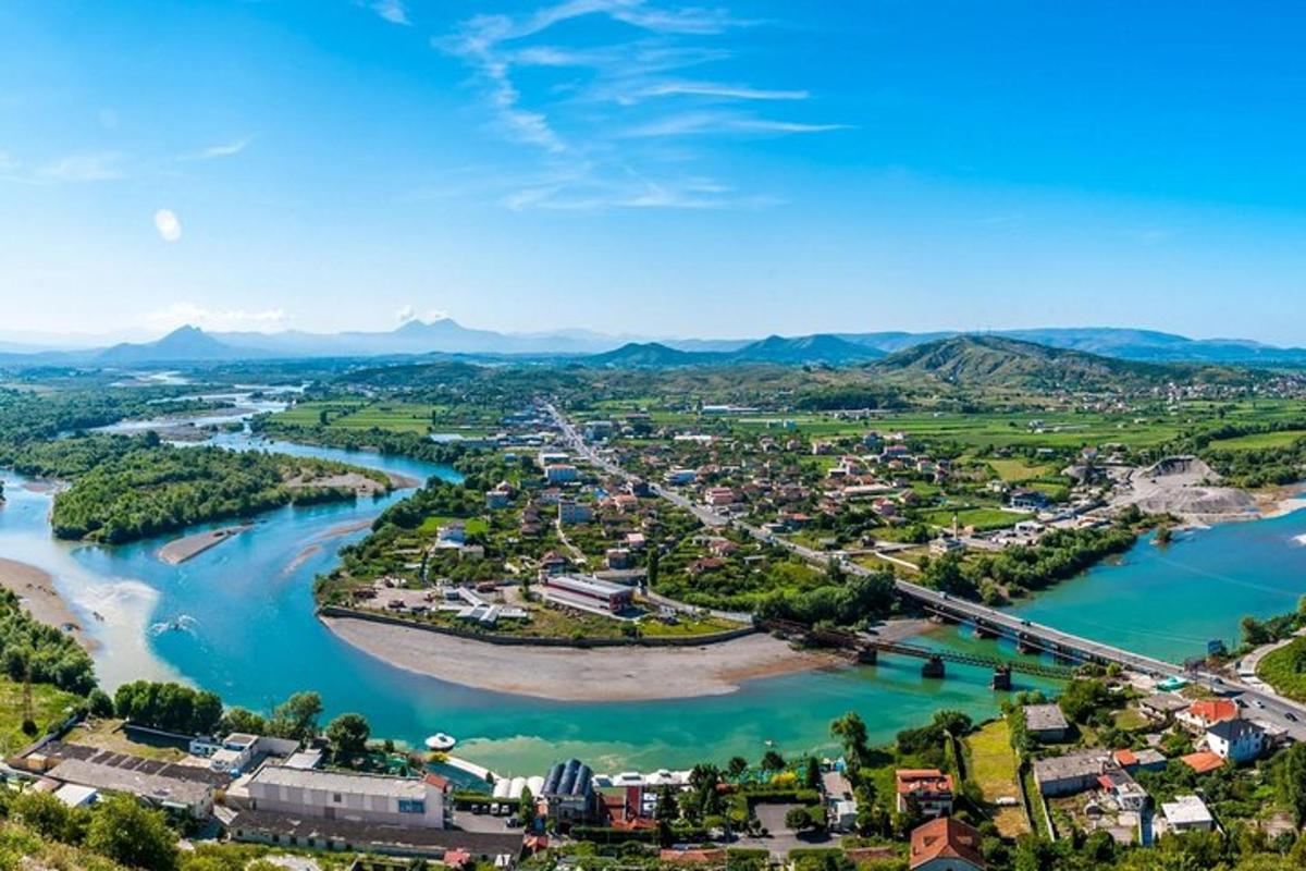 una vista aérea de un pueblo junto a un río