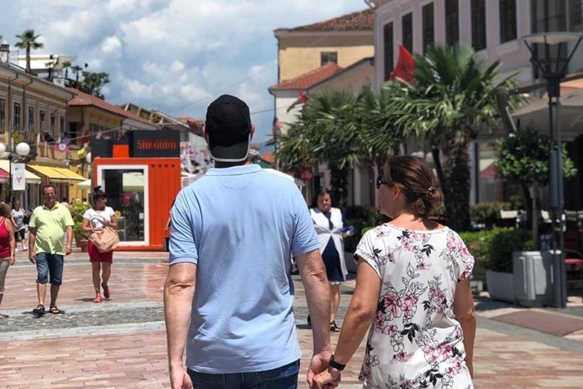 Un hombre y una mujer caminando por una calle
