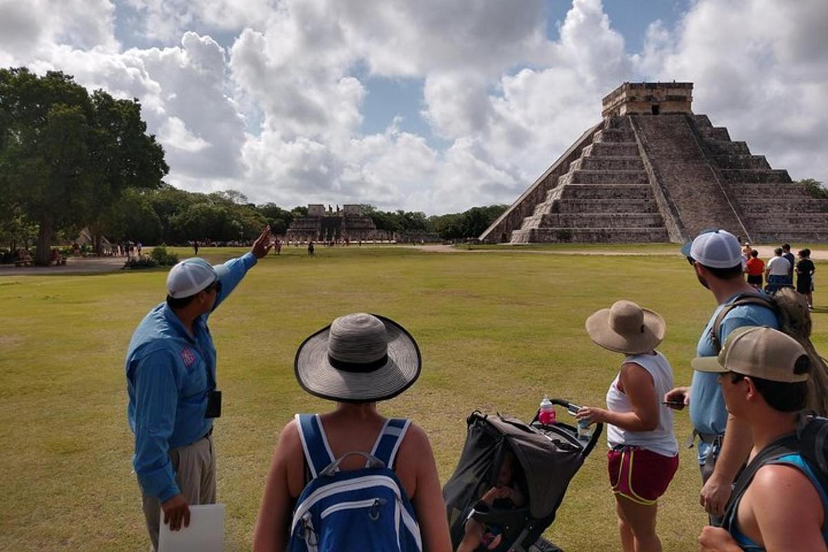 skupina lidí stojící před pyramidou