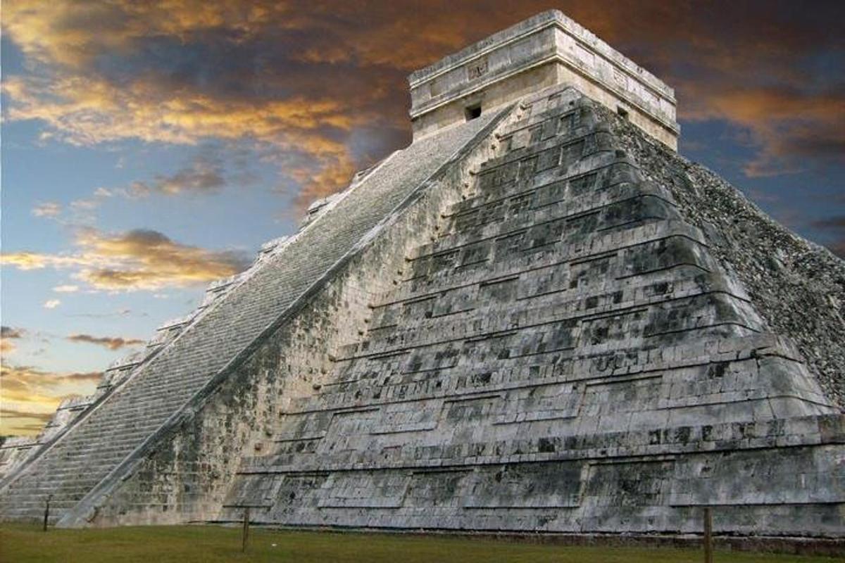 eine Pyramide mit einem bewölkten Himmel dahinter