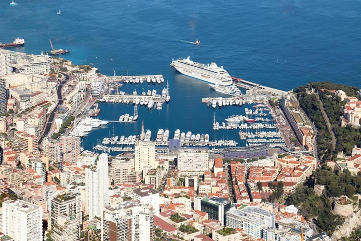 o navă de croazieră este andocată într-un port