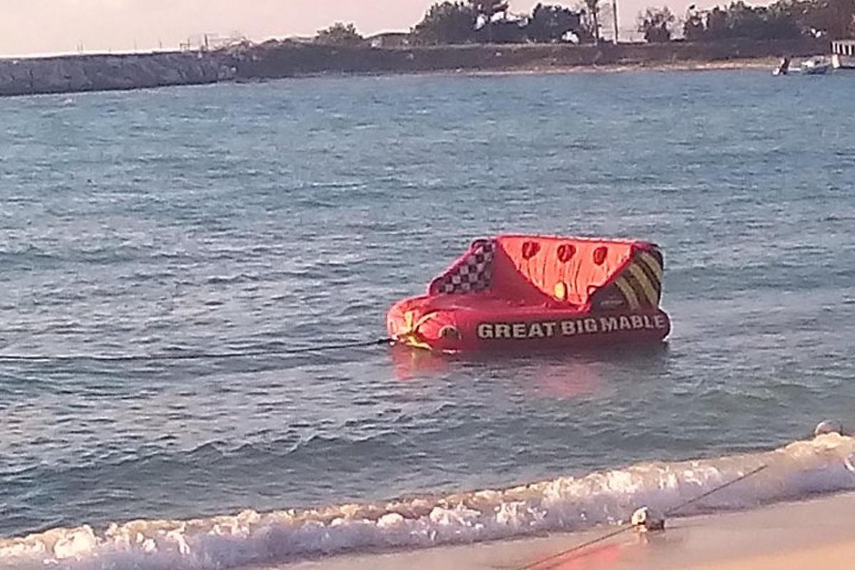 o vestă de salvare în apa de pe plajă