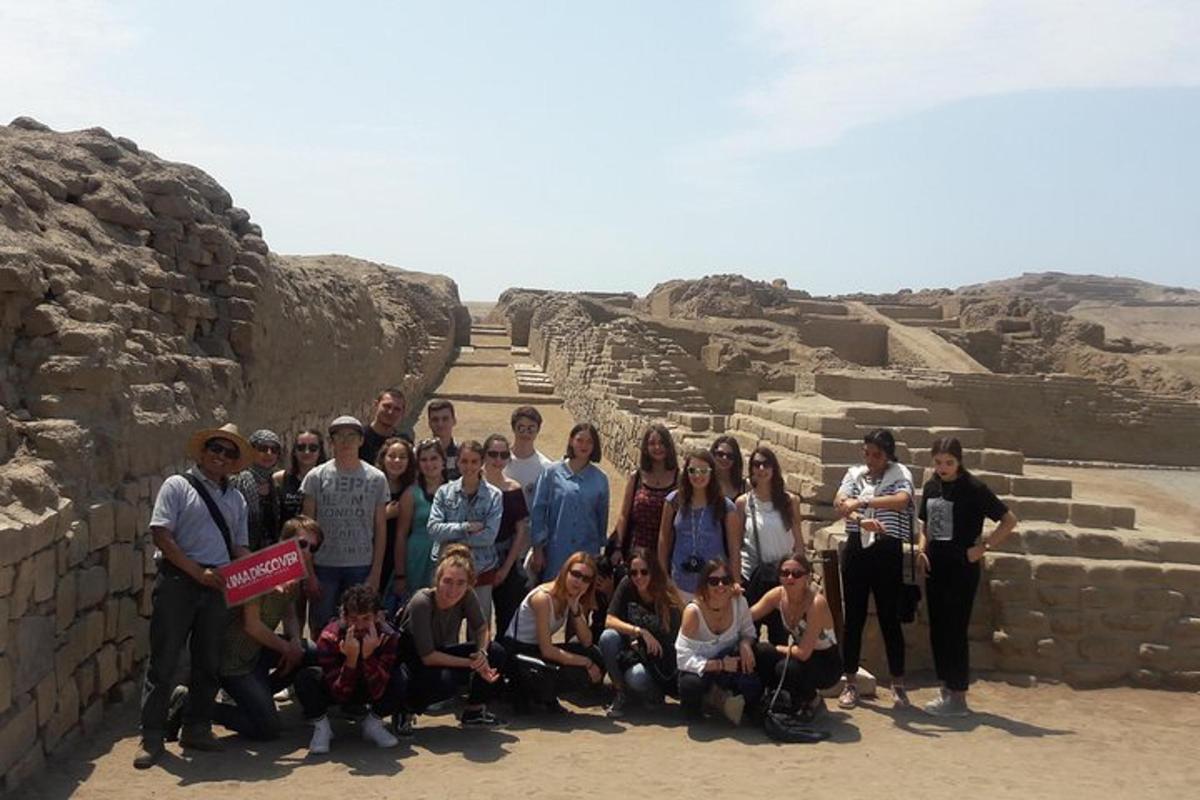 un groupe de personnes posant pour une photo près d'une pyramide