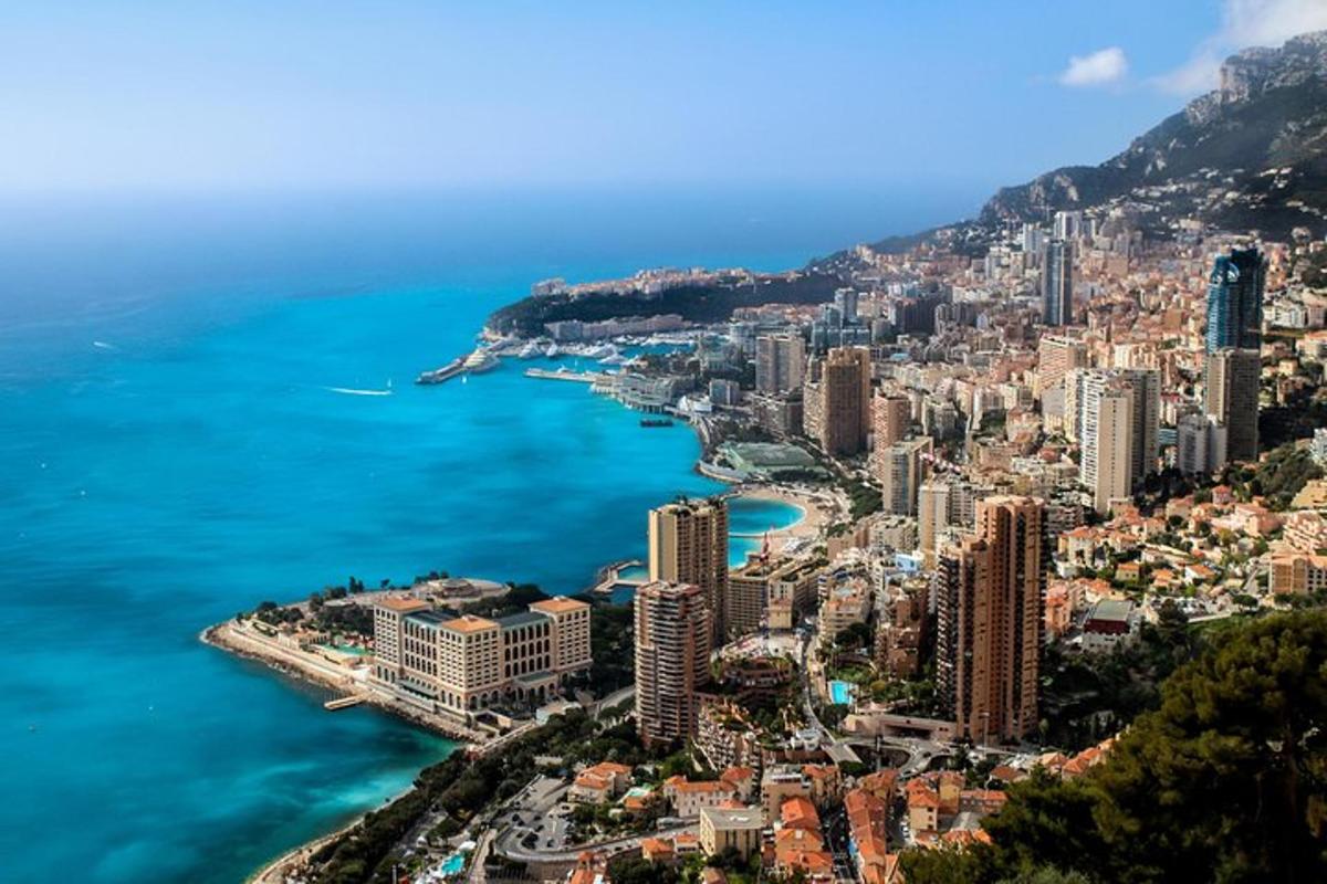 o vedere aeriană a orașului Positano și a oceanului