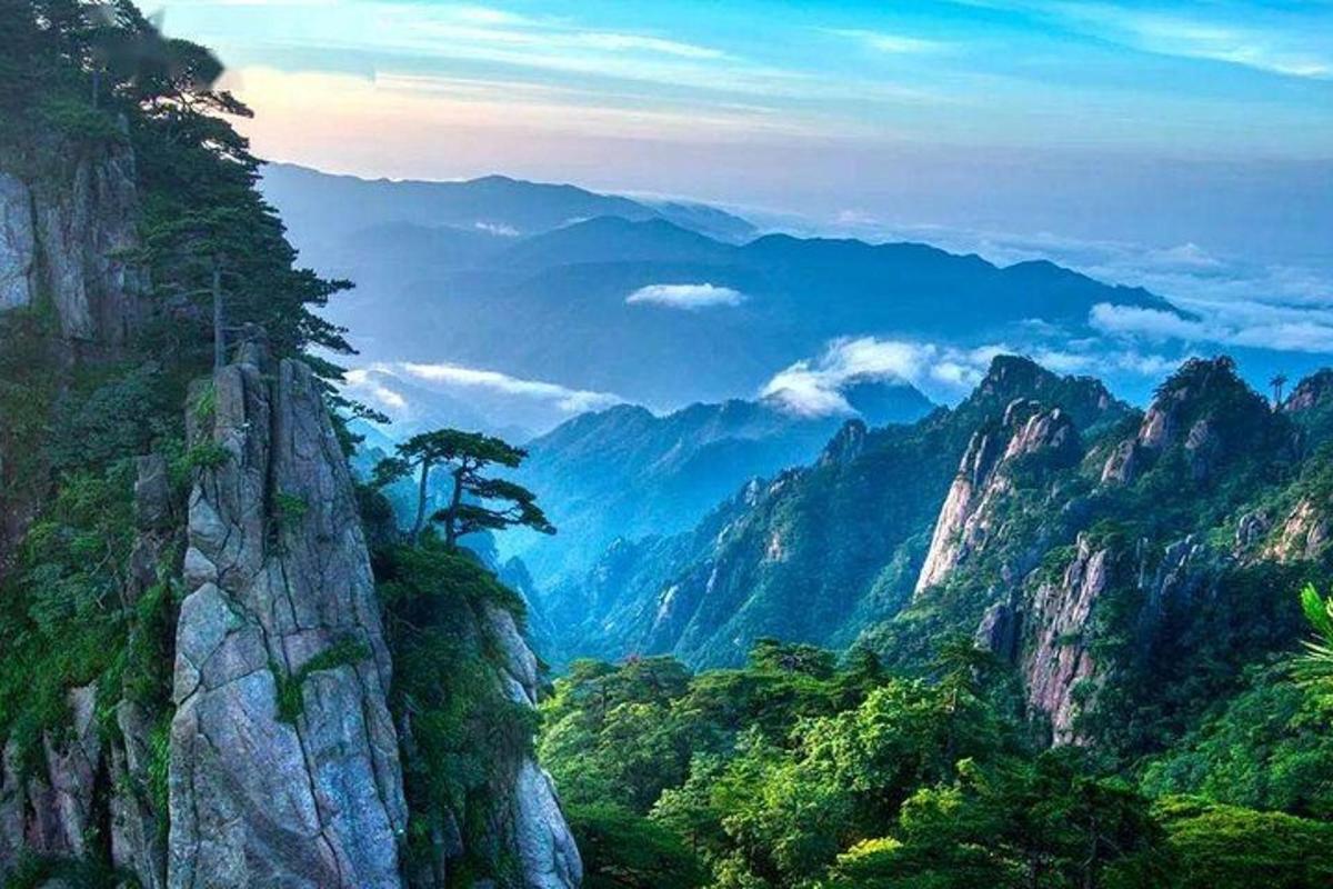 una montagna con un albero in cima